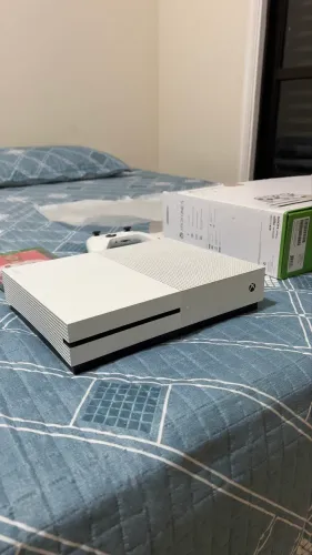 Xbox One S 1tb acompanha um controle, caixa e cabos originais + jogo de brinde