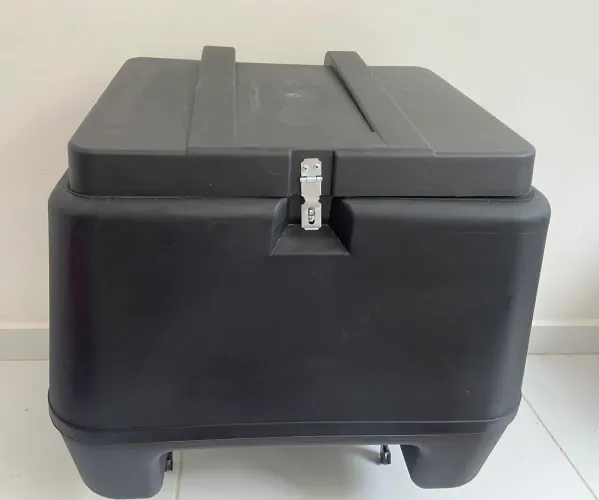 Vendo baú de 80 litros + suporte Pro Tork.