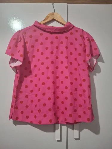 3 Blusas estampadas rosa, preta e vermelha