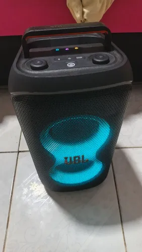 JBL PartyBox + Microfones Sem Fio JBL - Perfeito para Karaokê e Festa!