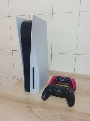 Playstation 5 Pro, 2 controles.