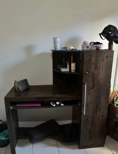 Mesa de computador com armario que tranca