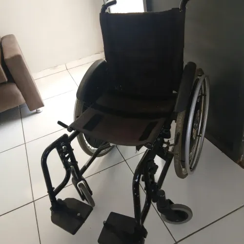 Cadeira de rodas semi nova marca Jaguaribe cor preta