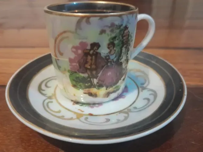 Xícara De Café Antiga Em Porcelana Furtacor - Cena Galante Com Pires