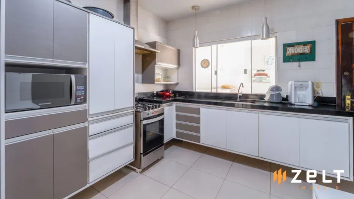 Casa com 4 dormitórios para alugar, 240 m² por R$ 7.075,41/mês - Água Verde - Blumenau/SC