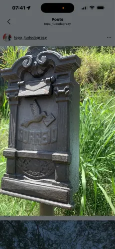 Caixa de correios antiga em ferro fundido