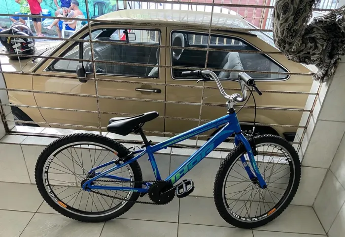 Bicicleta aro 24 semi nova,guidao,mesinha e canote são novos revisão no último mês