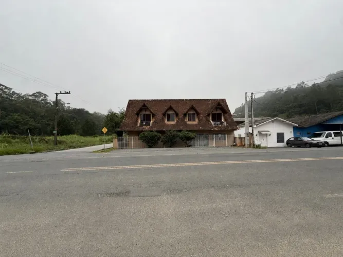 TERRENO COM DUAS CASAS À VENDA NO BAIRRO ITOUPAVA CENTRAL EM BLUMENAU