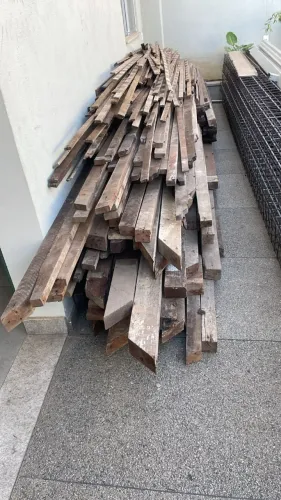 Telhado colonial composto de madeiras e telhas cerâmicas
