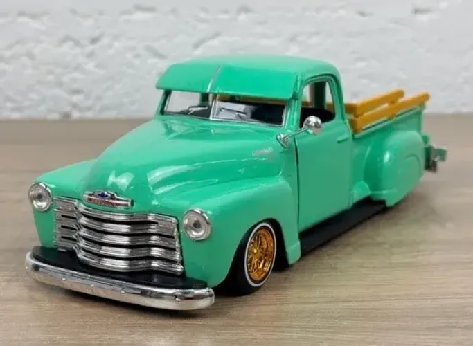 Vendo miniatura Chevrolet 3100 1950 lowRider  1:25 escala verde água 