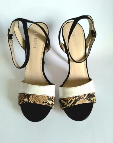 Sandália feminina salto agulha em camurça frente com detalhe em animal print e verniz 