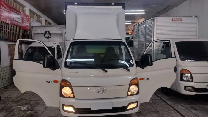 Hyundai HR diesel baú 2016 com 112 km rodados 