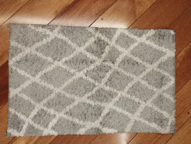 Tapete cinza com desenho geométrico em branco