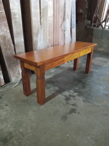 Banco comprido de madeira maciça