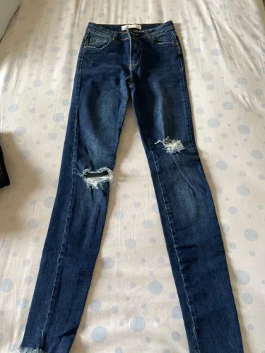 Calça Jeans Skinny com Detalhes Desfiados