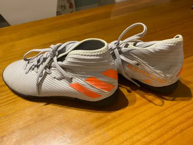 Chuteira Society Adidas Nemeziz - número 32
