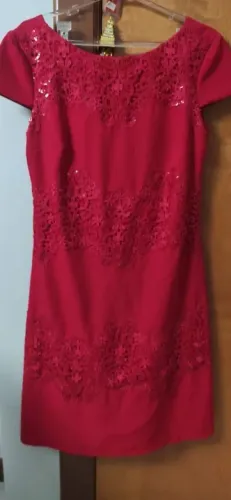 vestido com detalhes rendados
