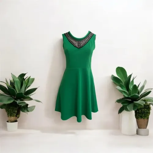 Vestido verde com detalhes em pedrarias