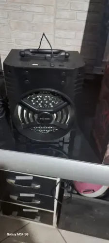 Caixa de som Bluetooth 40 centímetros de altura 20 largura 17 profundidade. Pouco tempo de