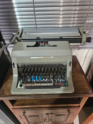 Maquina de escrever OLIVETTI