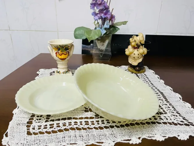 Antiga saladeira é um prato fundo colorex