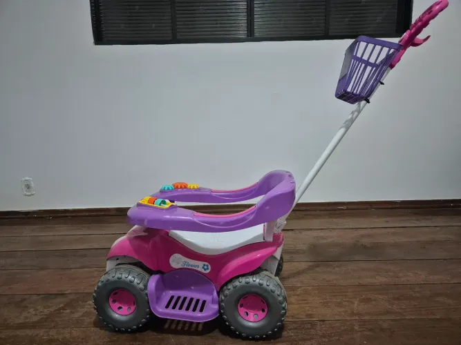 Carrinho de passeio infantil com cesta