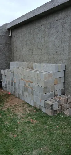Sobra  d material.. blocos.950.  Escoras 10 reais cada