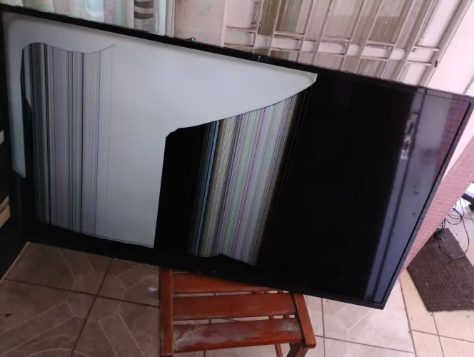 TV LED SMart TCL 50 polegadas Modelo 50P65US Tela trincada ligando 