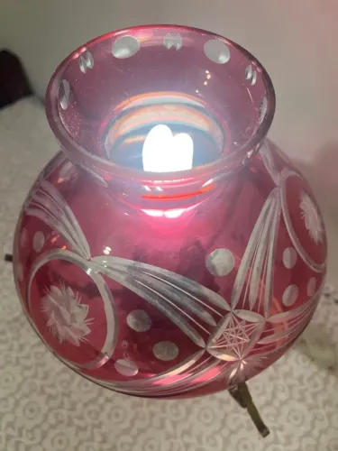 Antigo abajur em bronze com cúpula de vidro.