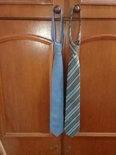 Gravatas Elegantes - Azul e Listrada. Cada gravata por 25 reais