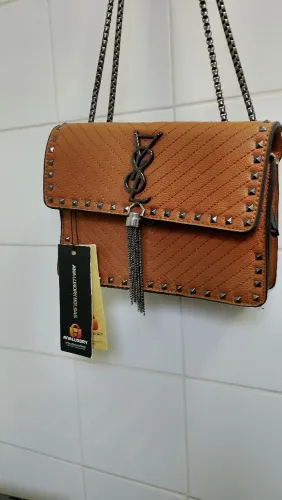 Bolsa de Ombro com Detalhes em Metal
