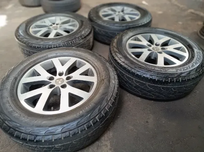 Rodas OEM Originais Mitsubishi Pajero TR4 Aro 17 Furação 5x114 Pneus Pirelli 255/65/17 