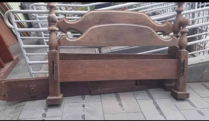 Cama de madeira clássica