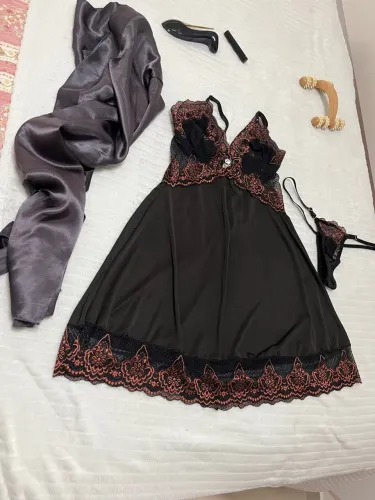 Camisola de renda preto com detalhes em dourado