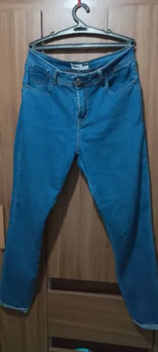 Calça Jeans azul feminina tam. 40 com elastano.