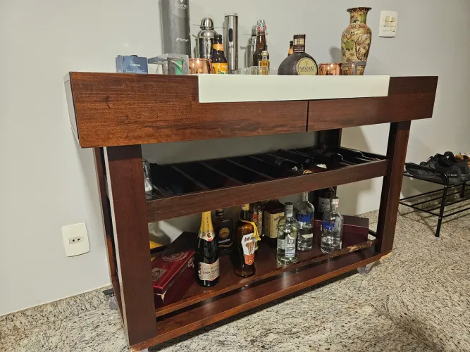 Vendo aparador/bar com rodinhas