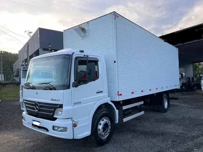 Mercedes Atego 1725 4x2 2012 e baú de 8 m