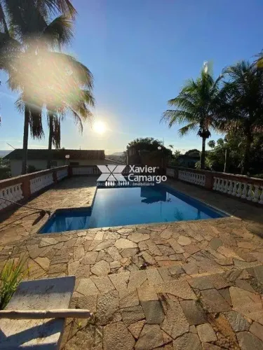 Casa em condomínio com Piscina e casa com 4 quartos no Portal dos Nobres