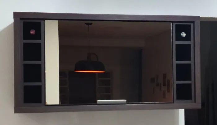 Adega de Parede com Espelho e Nicho