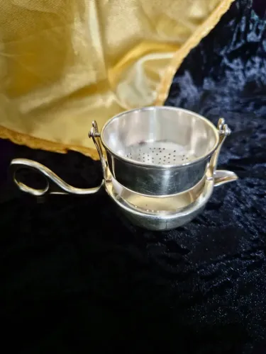 Coador de Chá Vintage Basculante - Banho de Prata - Peça de Coleção