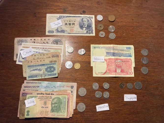 Coleção de Cédulas e Moedas Antigas da Asia 