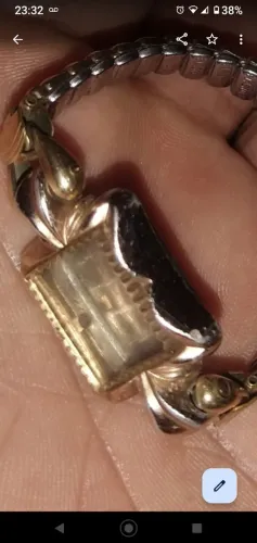 Caixa de relógio banhada, com pulseira  elástica.