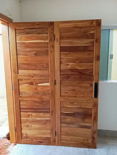 Instalação de porta de madeira