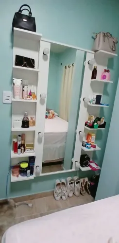 Espelho com iluminação para maquiagem