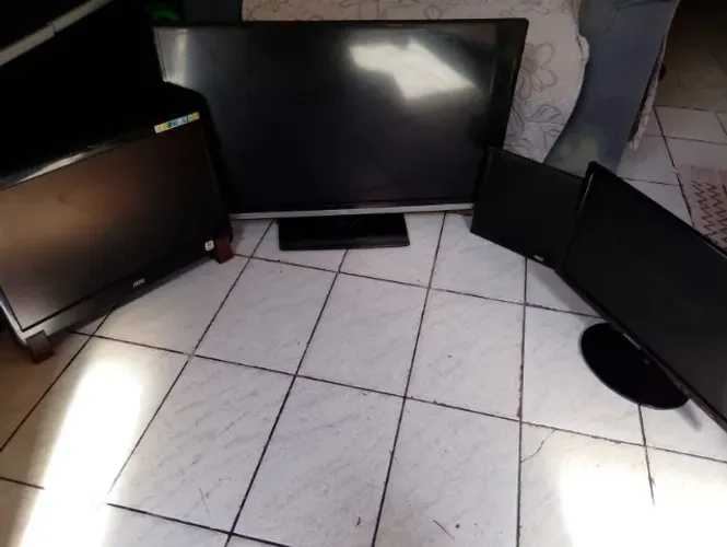 Vendo ou Troco Monitores com Defeito