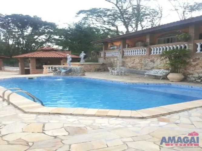 Sitio em Jacareí, no bairro Chácaras Reunidas Igarapés, à venda.