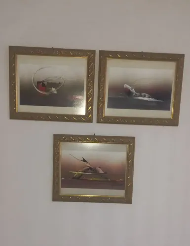 Conjunto de Quadros Abstratos com Moldura Dourada