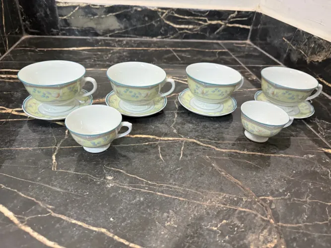 Conjunto de Xícaras de Chá com Pires Decoradas