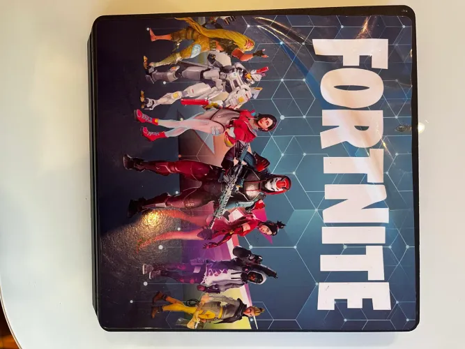 Sony PlayStation 4 personalizado com adesivos de fortinite (usado)
