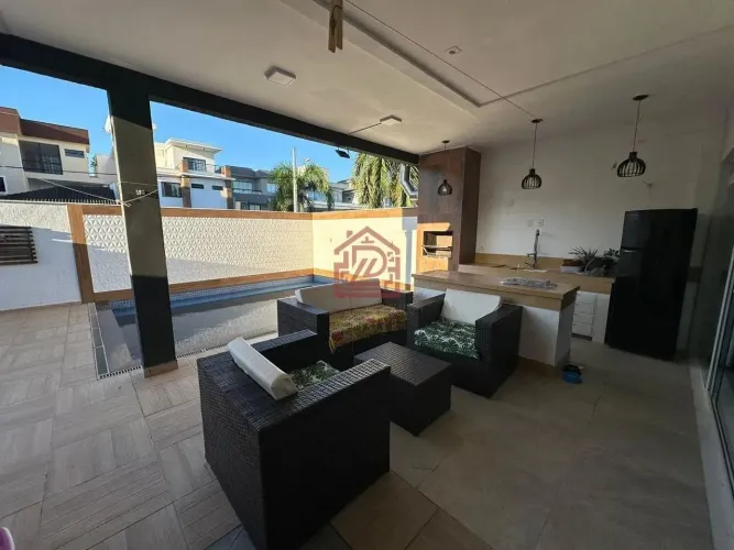 Casa à Venda e Aluguel em Lagoa, Macaé: 4 Suítes, 250m²